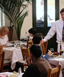 Nei bar e ristoranti è consuetudine lasciare al cameriere il 15-20% del conto o, solo per i servizi di bevande, 1 dollaro a bevanda. 